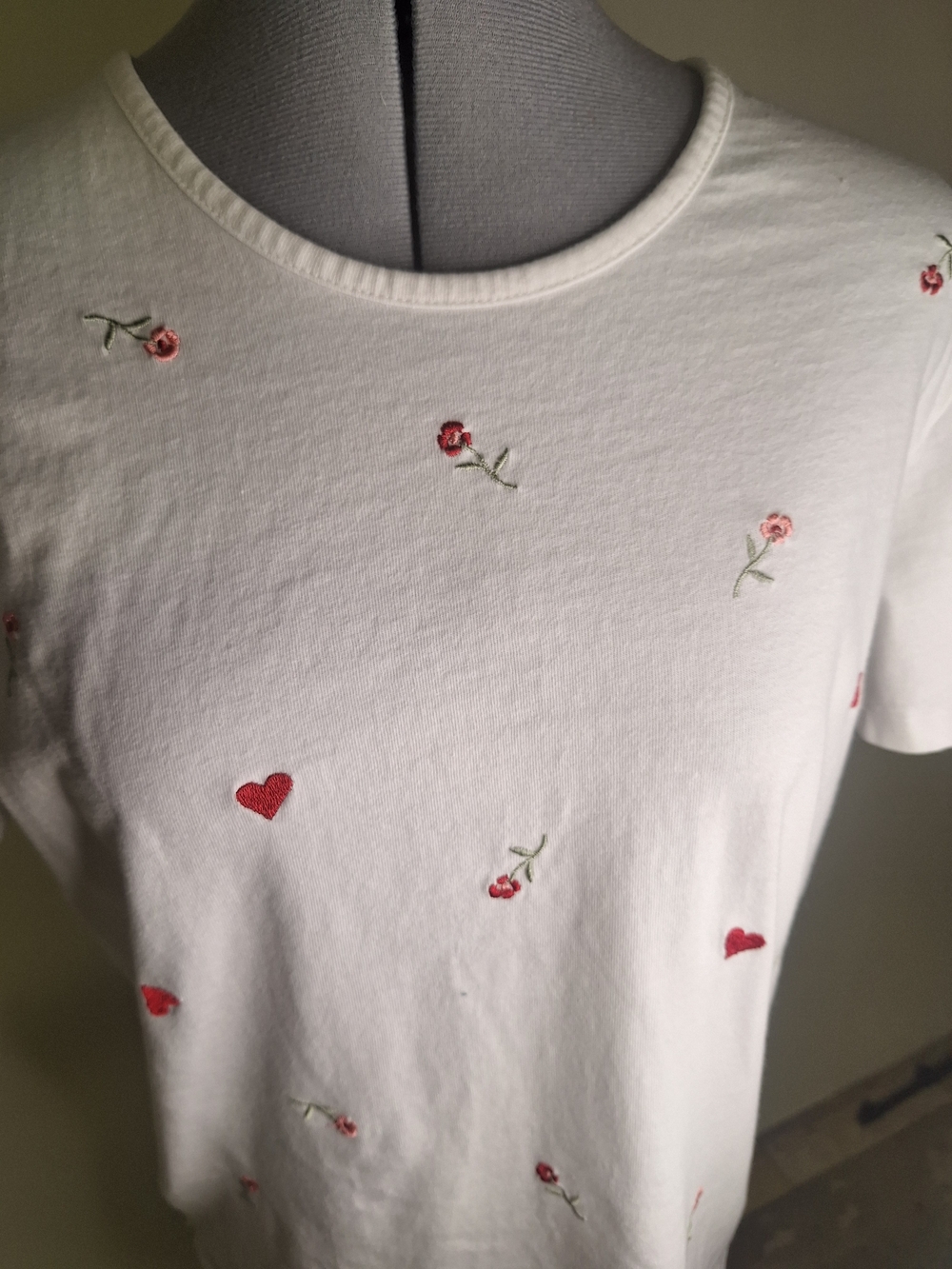 Red & White Heart & Rose Embroidery Short-Sleeve Tee Size Med